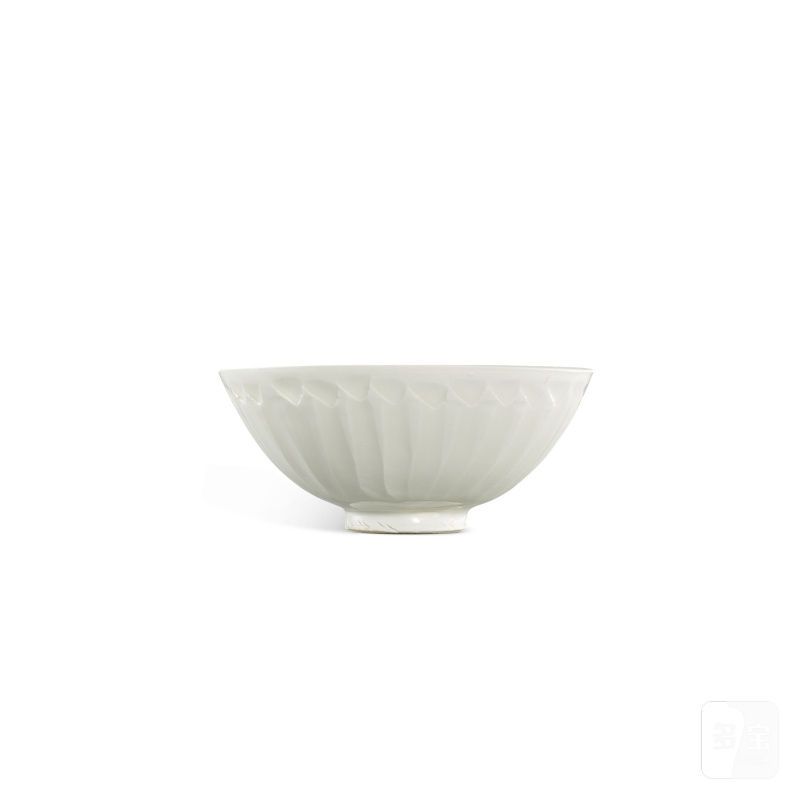 A small Dingyao white-glazed 'lotus' bowl, Northern Song dynasty | 北宋 定窰白釉蓮紋小盌 - 图2